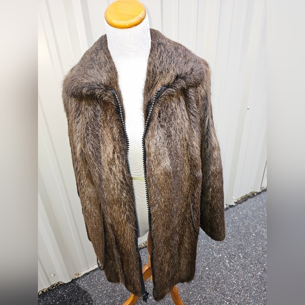 BEAUTIFUL VINTAGE & CLASSY GENUINE BEAVER FUR COAT SIZE SMALL